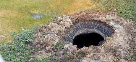 Vue du premier trou découvert en Sibérie | Crédit : Service de presse du gouverneur YaNAO / Marya Zulinova