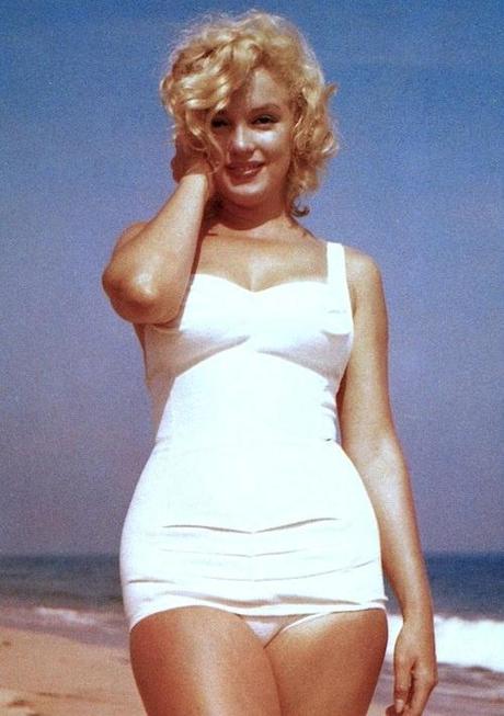 Marilyn Monroe at Amagansett Beach in the Hamptons, by Sam Shaw 1958 (7)