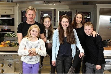 Famille Ramsay (de gauche à droite) : Gordon avec Mathilda (12 ans), Holly (13 ans), Megan (16 ans), sa femme Tana, et Jack (13 ans)