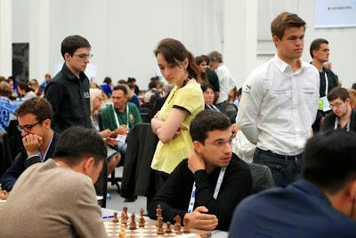 L'équipe de France mixte sous les yeux de Carlsen et Lagno - Photo © site officiel