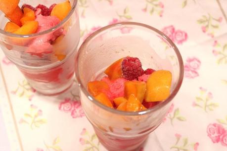 Coupe glacée à la groseille, abricots, framboise et chocolat IMG_8919r