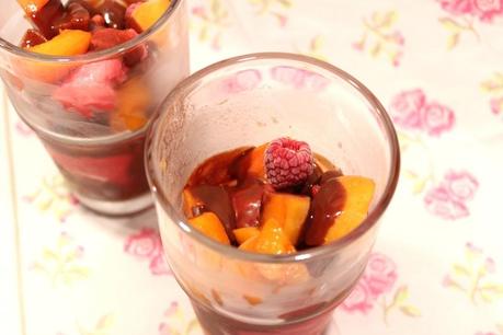 Coupe glacée à la groseille, abricots, framboise et chocolat IMG_8921r