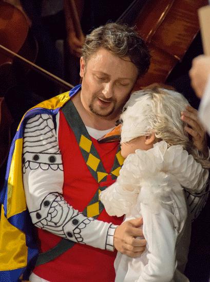 BAYREUTHER FESTSPIELE 2014: LOHENGRIN (für Kinder/pour enfants) le 30 JUILLET 2014 (Dir.mus: Boris SCHÄFER; Ms en scène: Maria-Magdalena KWASCHIK) Lohengrin et son Cygne © BF Medien GmbH 2014 / Foto: Jörg Schulze
