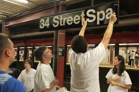 Ils installent un vrai sauna sur le quai du Métro pour dénoncer sa chaleur Sauna-spa-metro-06