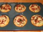 Muffins aux fromages et râpé de lardons fumés Muffins après cuisson-moule