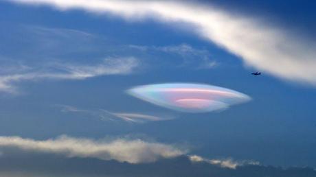Non seulement un amas nuageux, petite formation étrange dans le ciel....