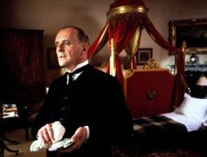 Stevens (Anthony Hopkins) dans le film tiré du livre (1993)