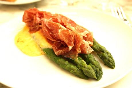 Asperges vertes gratinées au parmesan copeaux de patanegra © P.Faus Asperges vertes gratinées au parmesan copeaux de patanegra © P.Faus