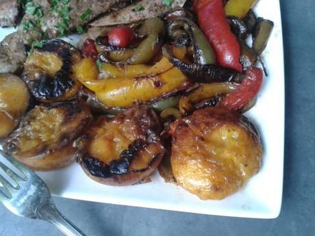 Plancha de canard gras aux pêches et aux poivrons, compotée d’oignons à la pêche plancha canards gras aiguillettes