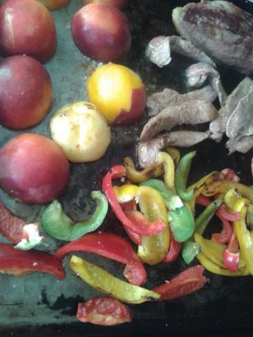 Plancha de canard gras aux pêches et aux poivrons, compotée d’oignons à la pêche plancha canard gras