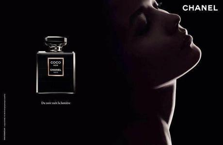 Karlie Kloss, mystérieuse dans la nouvelle campagne Coco Noir de Chanel...