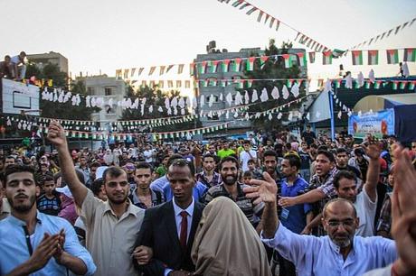 L'école de l'ONU a été affublée d'un nuage de ballons et de danseurs multicolores que les célébrations ont jusque tard dans la nuit avant l'extension du cessez-le feu a été annoncé, en permettant aux parties de continuer à négocier un accord de fond pour mettre fin à la guerre dans la bande de Gaza.