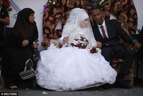 Bien que la guerre détruit leurs maisons et sa grande robe blanche, Omar Abu Namar, 30, et son épouse Heba Fayad, 23 ans, se sont mariés hier à Al-Shatea camp de réfugiés dans l'ouest de la ville de Gaza où ils séjournent le long de 4.000 réfugiés
