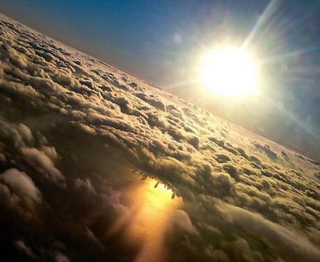 Chicago-city-skyline-reflected-Lake-Michigan-mogwaii