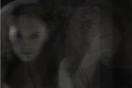 art autoportrait femme prise de vu longue noir et blanc femme cheveux long Vanessa Lekpa
