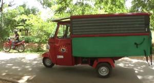 Un ingénieur indien s'apprete à emmener un Tuk-Tuk électrique de sa fabrication de Bengalore à Londres, pour un périple de 9600 km à travers 10 pays.