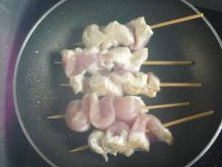 BROCHETTES DE POULET, SAUCE SATAY (Indonésie) P1220675