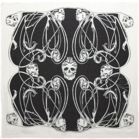 Foulard en mélange de laine et de soie entièrement paré d'un imprimé Skull « art nouveau » avec bords bruts à franges ; logo Alexander McQueen.
