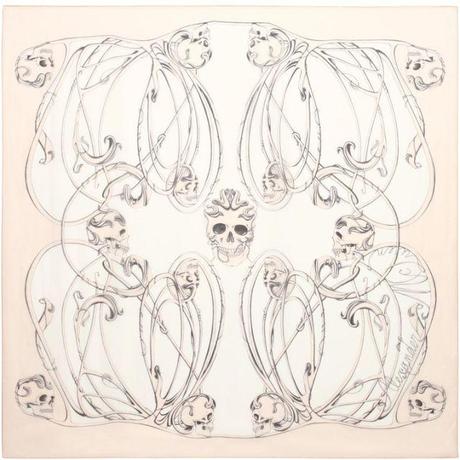 Foulard en soie entièrement paré d'un imprimé Skull « art nouveau » avec bord cousu main ; logo Alexander McQueen.