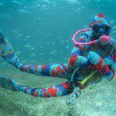 Combinaison de plongée tricotée This artist creates beautiful underwater crochet installations - Lost At E Minor: For creative people