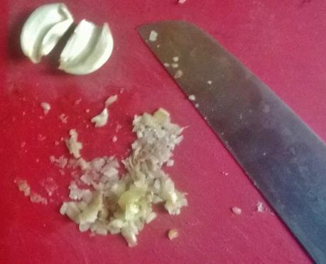 Spaghetti aglio e olio (à l'ail et à l' huile d'olive) ail écrasé sans presse ail