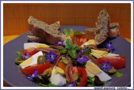SALADE D'OEUFS, POIVRON ORANGE, TOMATES, OLIVES, ANCHOIS ET TARTINES DE RILLETTES DE SARDINES salade_d_oeufs_202