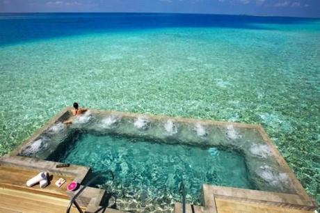 La piscine du Velassaru Resort, aux Maldives