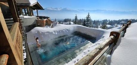 La piscine dans la neige de l’hotel LeCrans en Suisse