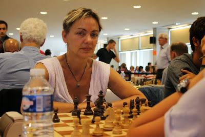 La francilienne Isabelle Bonvalot qui craque seulement après une petite dizaine de coups - Photo © Chess & Strategy