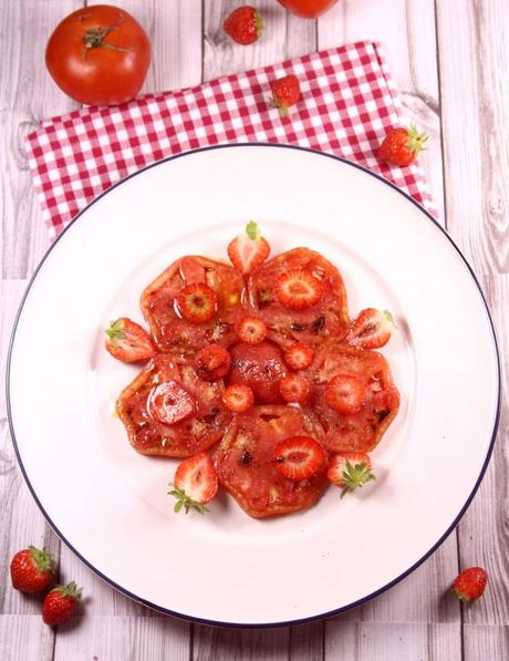 Carpaccio de tomate et fraise à l’huile de vanille & poivre Sarawak