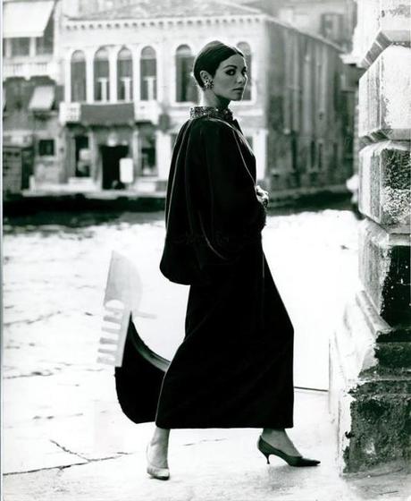 Jole Veneziani, abito femminile, Venezia 1964-1965 Robe de velours noir, photo prise à l'extérieur du Palazzo Grassi, Venise 1964-1965 (Fondation Bano di Padova, Archives Jole Veneziani)