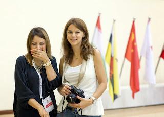 Anastacia Savina (arbitre) et Anastasia Karlovich (journaliste de la Fide)  - Photo © Maria Emeljanova