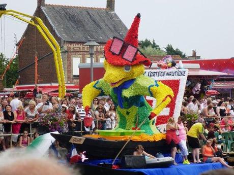 Le cortège nautique du Haut-Pont à Saint-Omer : un événement populaire dans un écrin architectural 