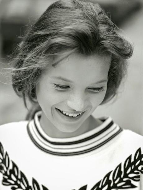 premiresè photo du top model kate moss jeune fille 14 ans cheveux attachés photographies david Ross anglais portrait noir et blanc 1988 automne hiver 26 octobre