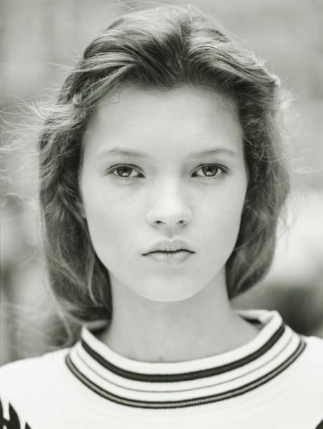 portrait kate moss jeune 14 ans début de carière photographiée photographe david Ross 1988 premier shooting première séance photo londres 