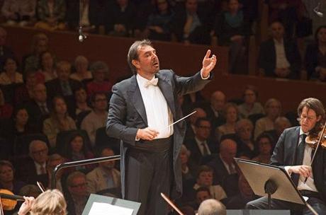 LUCERNE FESTIVAL 2014: DANIELE GATTI DIRIGE LE MAHLER CHAMBER ORCHESTRA le 25 AOÛT 2014 (MENDELSSOHN); soliste, MIDORI (violon) Daniele Gatti à la tête du MCO © Georg Anderhub/Lucerne Festival