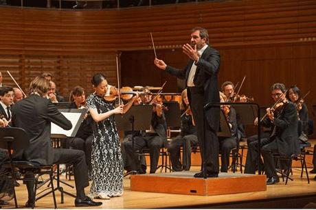 LUCERNE FESTIVAL 2014: DANIELE GATTI DIRIGE LE MAHLER CHAMBER ORCHESTRA le 25 AOÛT 2014 (MENDELSSOHN); soliste, MIDORI (violon) Midori, Daniele Gatti et le MCO © Georg Anderhub/Lucerne Festival