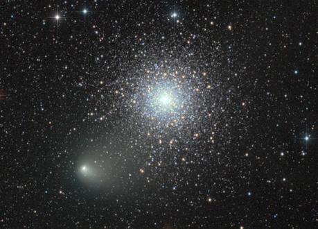 Portrait de la comète Siding Spring, en route vers Mars Siding Spring et NGC 362