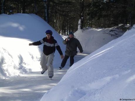 Un lieu idéal pour découvrir les joies du patinage en plein air Québec : patiner dans une forêt bien perdue