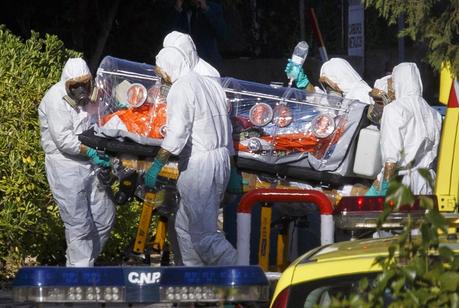 SANTÉ / MONDE > L'épidémie d'Ebola gagne dangereusement du terrain