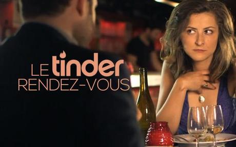 Il imite les poses des profils Tinder tinder-rendez-vous