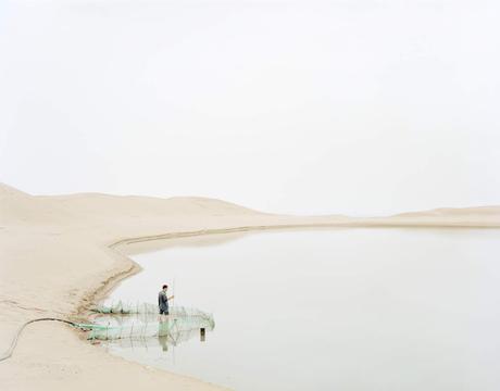 Kechun Zhang, Homme puisant de l'eau dans le terrain vague, province du Ningxia, 2011.Copyright Rencontres Arles