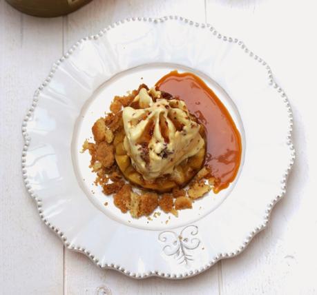 Tatin de pommes, coulis de caramel au beurre salé, crème glacée façon glacier saveur crème brûlée Tatin de pommes, coulis de caramel au beurre salé, crème glacée façon glacier saveur crème brûlée