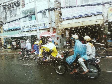1ères images du Vietnam saigon-rain