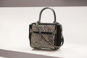 Promenade pour un Objet d’Exception enchante l’Avenue Montaigne Cette année Barbara Bui dédie son objet d’exception, un sac mini «Back to Black», à l’association «Paris Tout P’tit». Ce modèle d’exception reprend les codes de la collection Winter 2014. C’est tout le savoir-faire et l’originalité de la maison Barbara Bui qui sont mis en avant à travers ce modèle qui a nécessité 500 clous dont la mise en place a été faite à la main. Très rock, tout l’ADN de Barbara Bui se trouve dans ce sac, la couleur noire, le cuir, le métal et une doublure au motif «tartaruga» qui crée la surprise et adoucit ce sac au caractère affirmé. Madame Barbara Bui reversera le profit de la vente à l’association «Paris Tout P’tit» chère à son coeur.