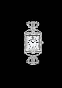 En 2014, la montre Ralph Lauren 867 Diamond est réinterprétée avec un bracelet couvert de diamants. Caractérisée par son architecture exquise en style arabesque et par son abondance de pierres précieuses, cette œuvre d’art horloger scintille sous un océan de plus de 400 diamants. Logé dans un boîtier en or blanc 18 carats, entièrement serti de diamants, le calibre RL430 guide deux aiguilles style Breguet autour d’un cadran laqué blanc qui allie astucieusement des chiffres romains et arabes, formant une géométrie fascinante. Le bracelet et la boucle, en or blanc 18 carats et pavés de diamants, complètent le chef d’œuvre sculptural de haute horlogerie. Reflétant la beauté extérieure de la montre avec une sublime méticulosité, le mouvement est décoré par un effet Côtes de Genève et perlage.  