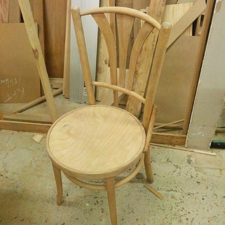 Restauration de chaises bistrot : la révélation chaise bistrot en cours de restauration
