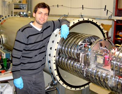 Photograph of the HZDR physicist Michael Anders at the LUNA accelerator in Gran Sasso