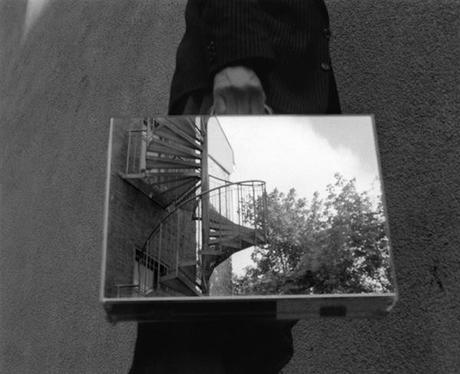 PHOTOGRAPHY : THE MIRROR SUITCASE MAN the-mirror-suitcase-man-04