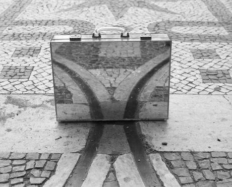 PHOTOGRAPHY : THE MIRROR SUITCASE MAN the-mirror-suitcase-man-06